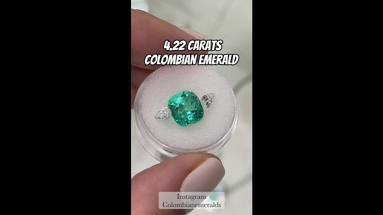 High top quality VVS transparent super eye clean radiant cut cushion loose Colombian emerald