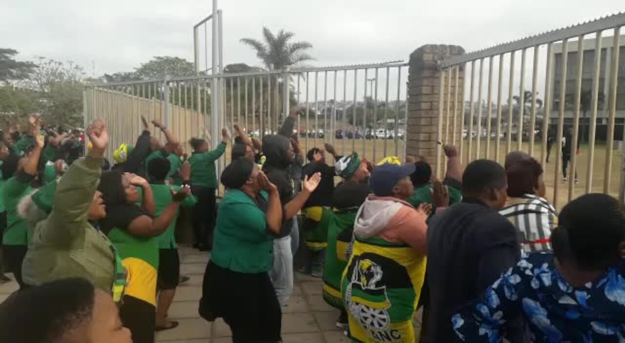 WATCH: Gumede supporters gather outside court for mayor's second appearance (Fh7)