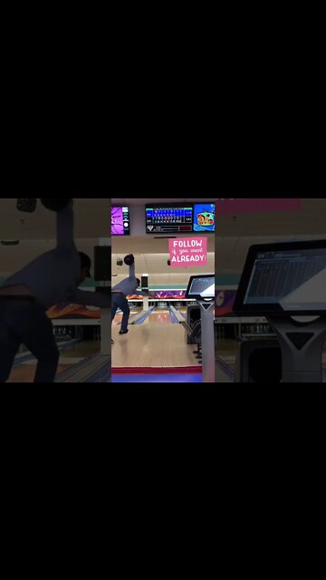 Ambidextrous Bowler Throws Strikes Lefty & Righty! #bowlingnight #bowl
