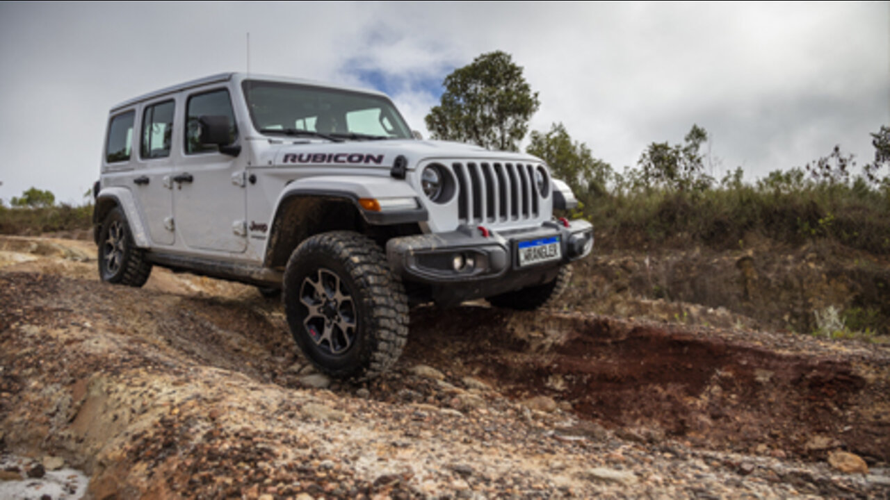 Jeep Wrangler 2022 fica ainda mais capaz com estreia de câmera off-road e assistentes autônomos