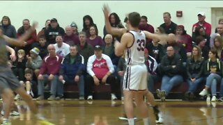 De Pere boys basketball thrives under pressure