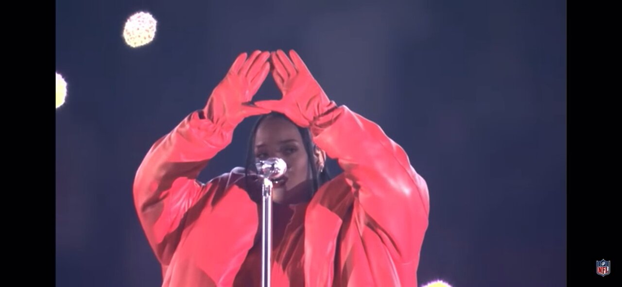 Rihanna looks scared to do Illuminati sign 😱