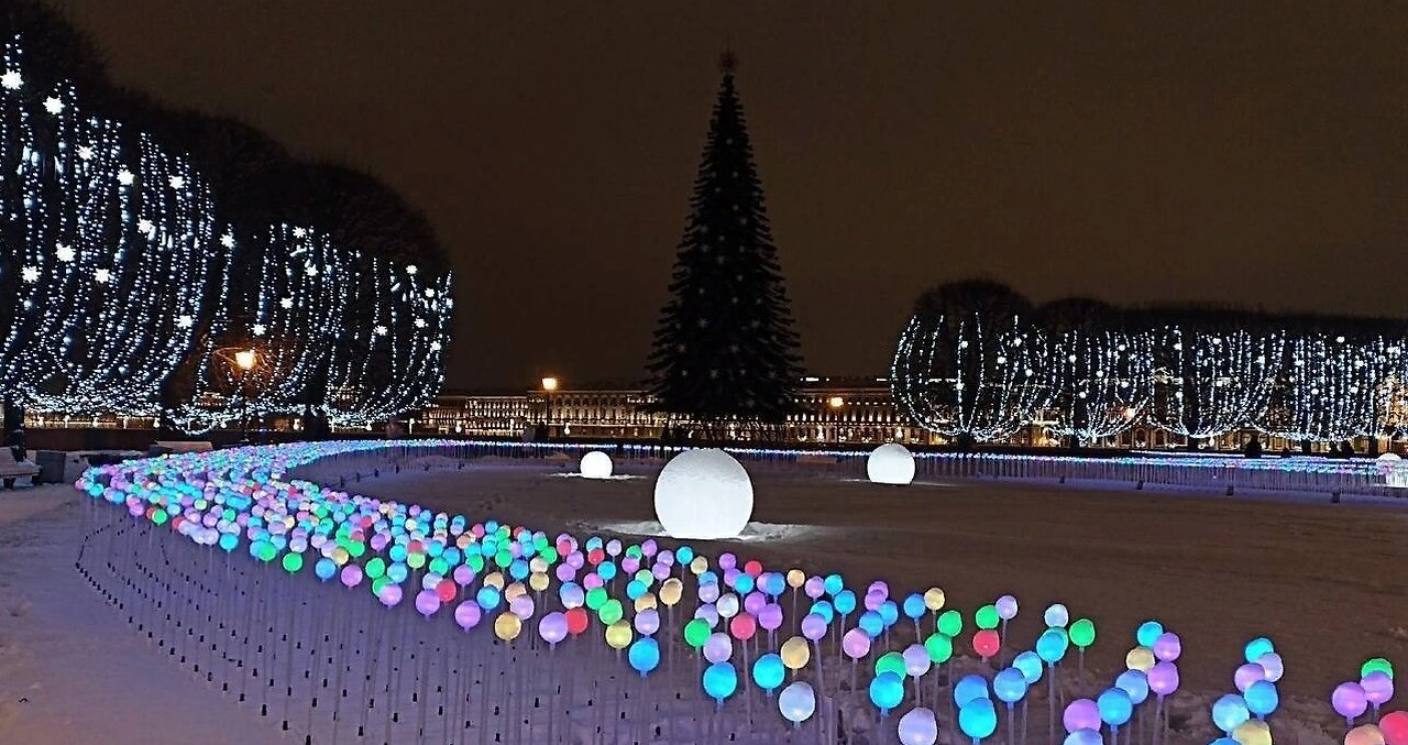 A light installation decorated the arrow of Vasilyevsky Island