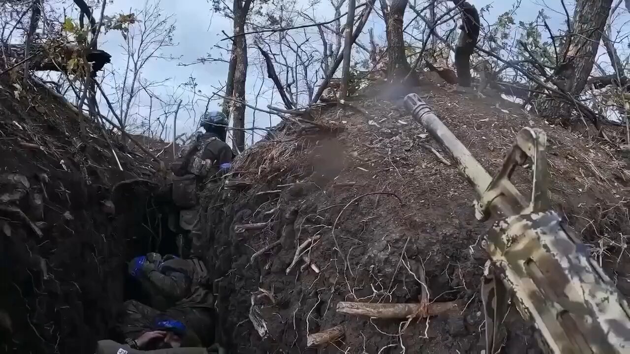Female Ukrainian soldiers on the Avdeevka front.