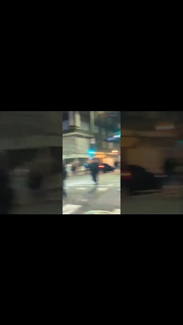 LAPD given a dispersal order and is attempting to make further kettles to arrest rioters #RoeVsWade