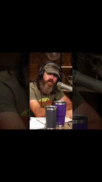 Jase Robertson ‘Saves’ a Frog from a Busy Street