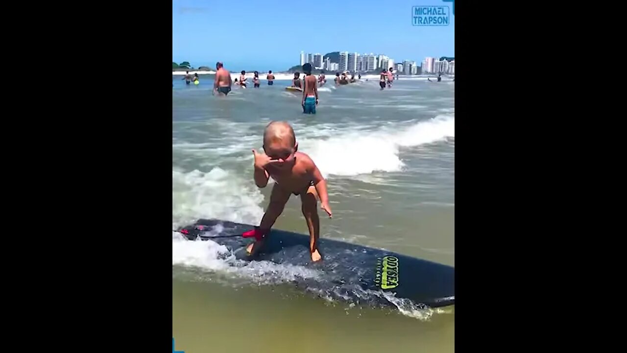 These little ones are learning their first swimming lesson!!🥰🌊