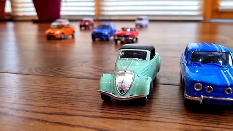 Modelos de carros diecast menores parados pelo dedo!