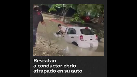 Conductor queda atrapado en inundación en Chiapas, México