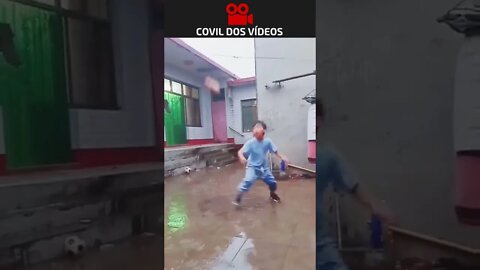 esse garotinho nunca vai apanhar na escola