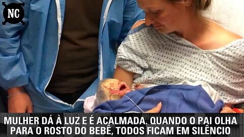 Mulher dá à luz e é acalmada. Quando o pai olha para o rosto do bebê, todos ficam em silêncio