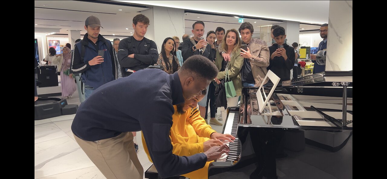 Insane Piano Duo stops shoppers in their tracks