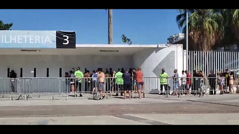 Vascaínos comprando ingresso no Maracanã
