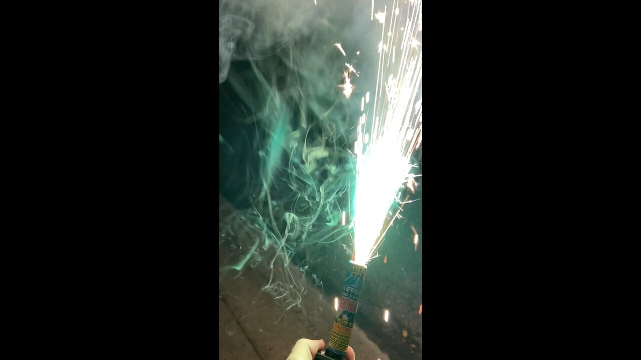 Firework in hand 🎇🧨🔥💥