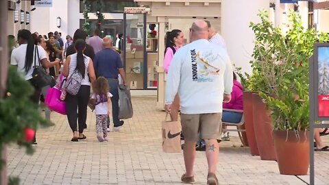 Last-minute shoppers out in full force day before Christmas Eve