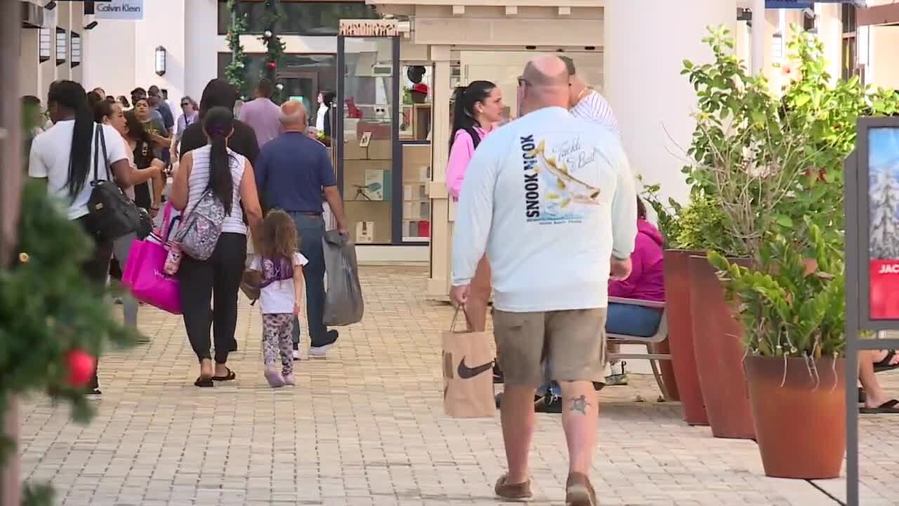 Last-minute shoppers out in full force day before Christmas Eve