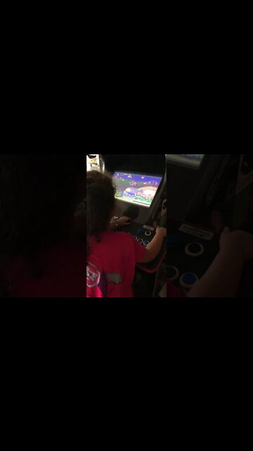 CRIANÇA JOGANDO O NOVO ARCADE TOP / CHILD PLAYING THE NEW ARCADE TOP / طفل يلعب في آركيد الجديد