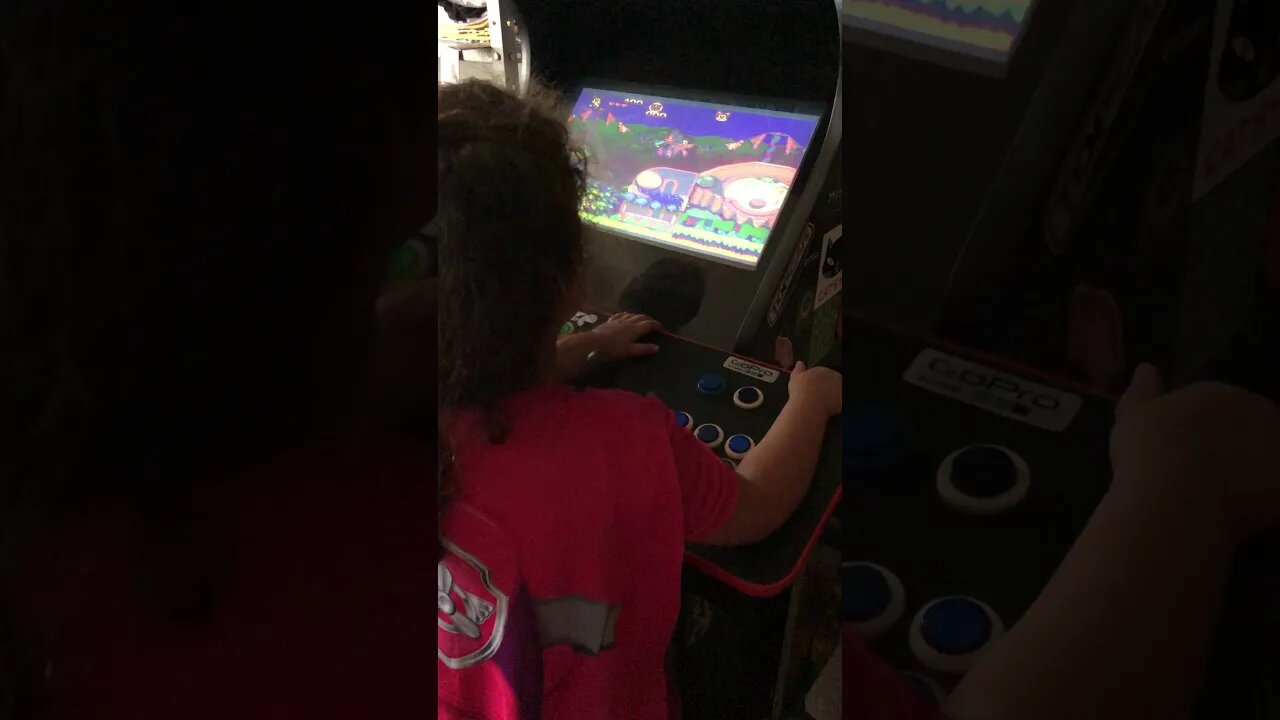 CRIANÇA JOGANDO O NOVO ARCADE TOP / CHILD PLAYING THE NEW ARCADE TOP / طفل يلعب في آركيد الجديد