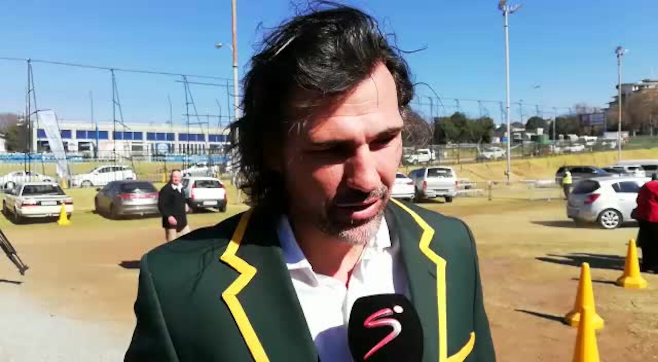 UPDATE 1 - Springbok heroes turn out for James Small funeral (YNj)