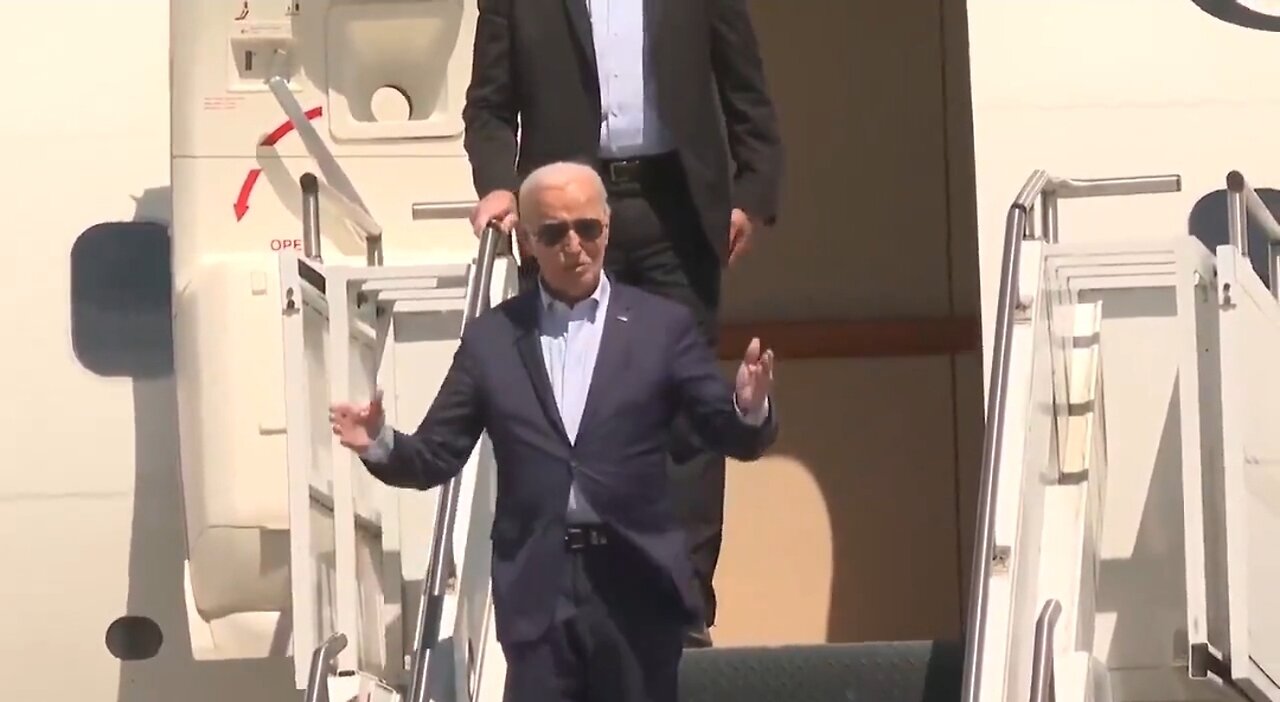 Biden Gets Confused Getting Off Air Force One