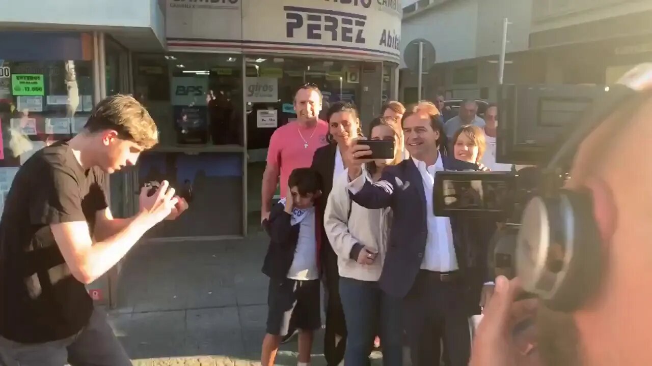 Petinatti y el presidente electo Luis Lacalle Pou en la calle