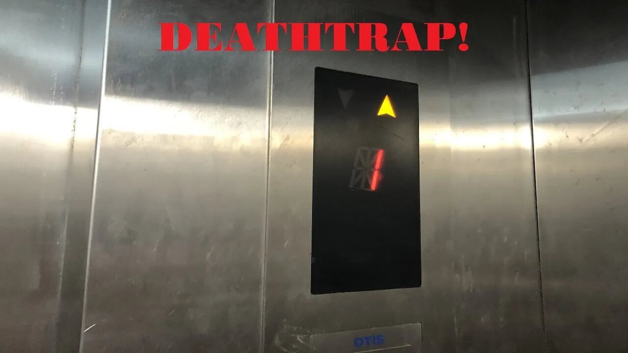 Deathtrap 2007 Asain Otis Freight Traction Elevator at Palm Beach Mall (Palm Beach/Noord, Aruba)