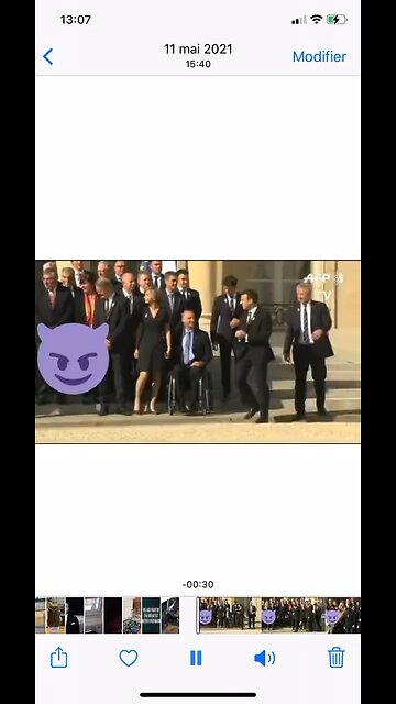 Macron le Pervers fait son signe demoniac !!