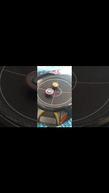 batalha de beyblade fafnir vs valkyrie (o bey mais fraco surpreendeu 😱)