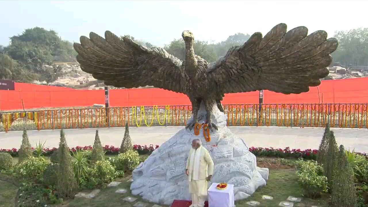 PM Modi pays floral tribute to Jatayu at Ramjanmabhoomi, Ayodhya