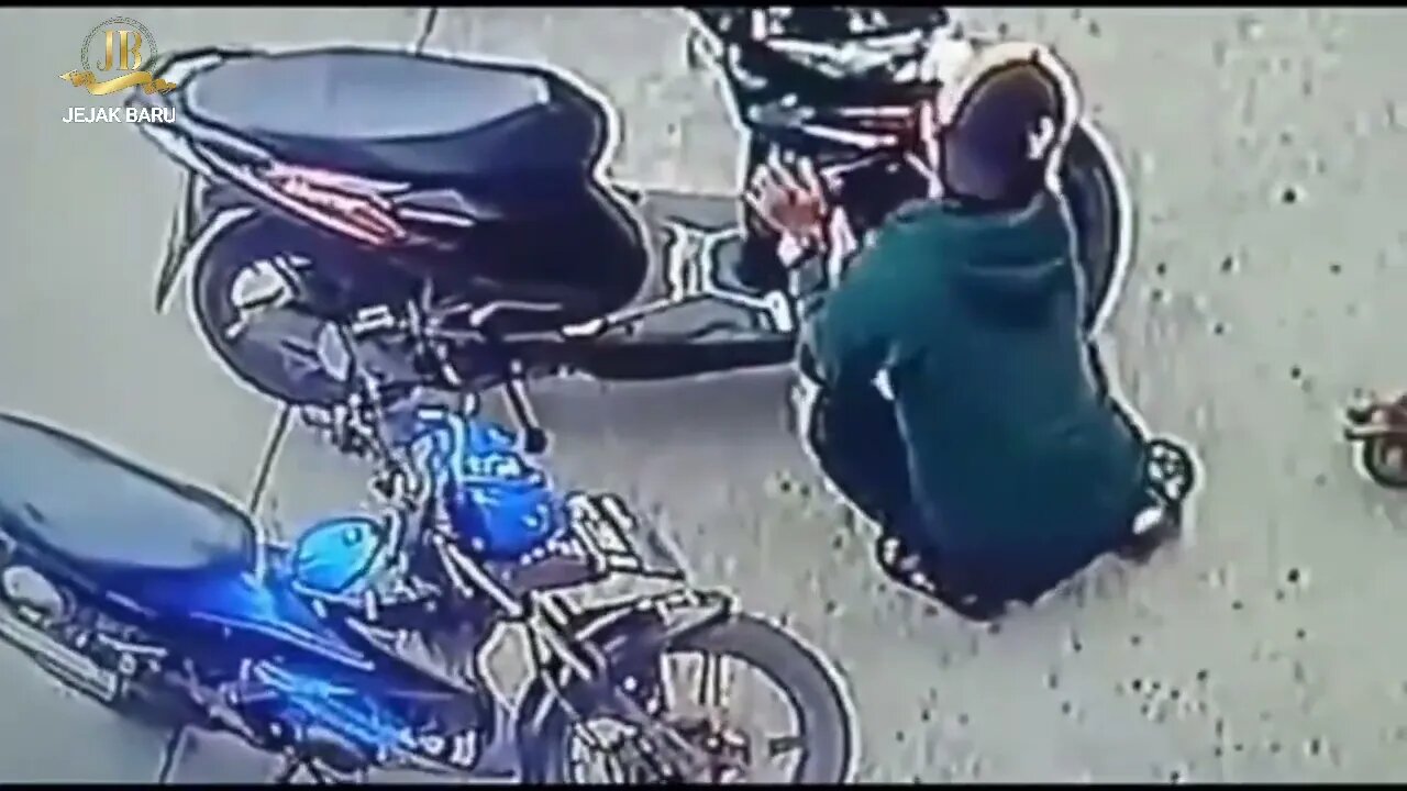 Pencuri Motor Terekam CCTV