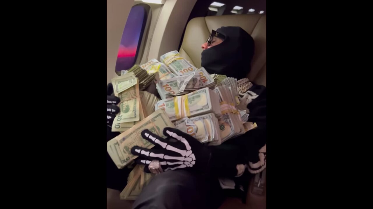 6ix9ine Showing Off His Safe With $10 Million Dollars!