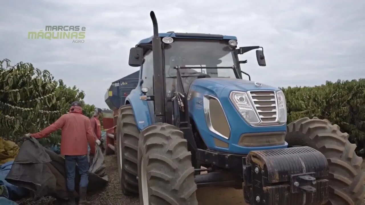 Operação do LS Tractor H 145 no suporte à colheita com uma recolhedora