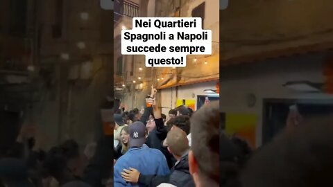 Nei Quartieri Spagnoli a Napoli succede sempre questo!