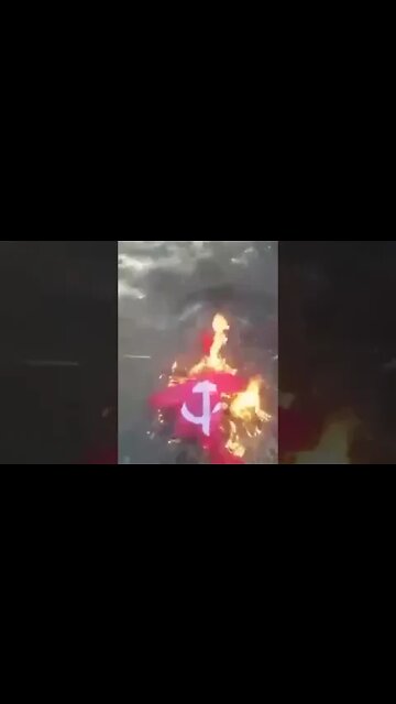 🇺🇦 Ukrainian nationalists took down and burned the flag of the Bolshevik pigs #ukraine