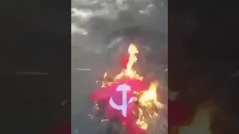 🇺🇦 Ukrainian nationalists took down and burned the flag of the Bolshevik pigs #ukraine