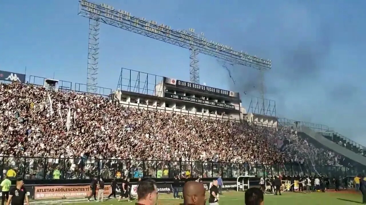 Torcida do Vasco fazendo a festa durante a entrada do time em campo - Vasco x Chapecoense