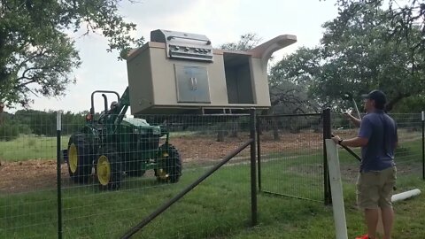Wil moves the old outside kitchen and bar with "Johnny 5" 🚜 John Deere 5045e