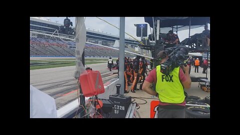 Jordan Anderson goes behind the wall before the start at Texas (6/12/21)