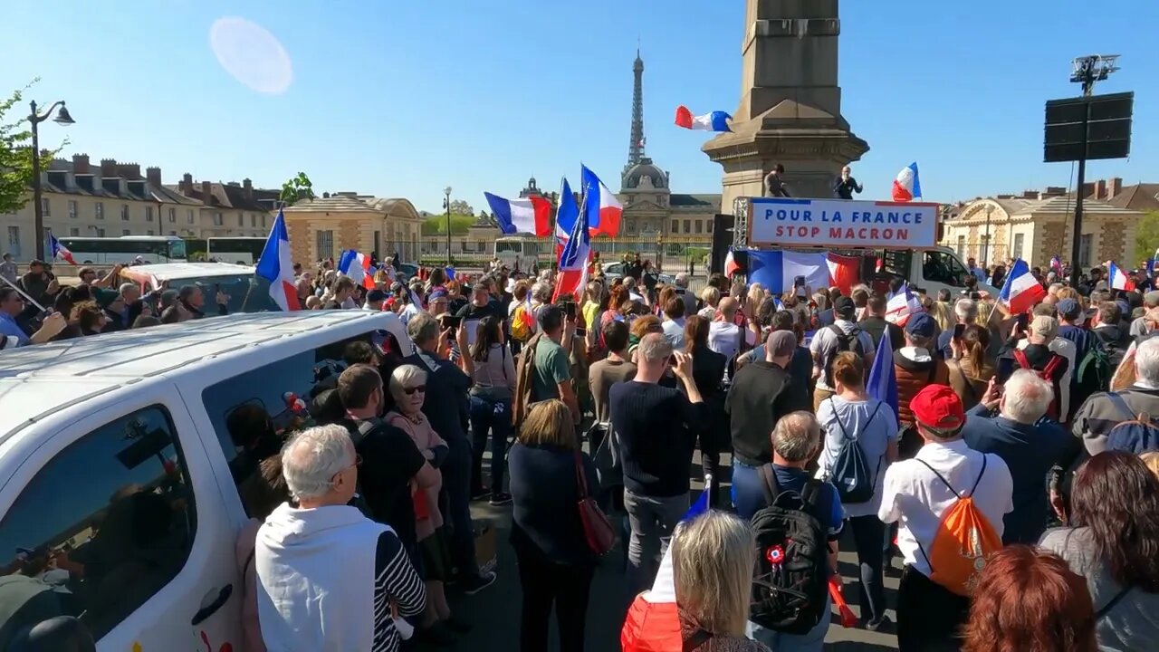 Manifestation anti Macron #MAM à la Place de Fontenoy à Paris le 16/04/2022 - Vidéo 13