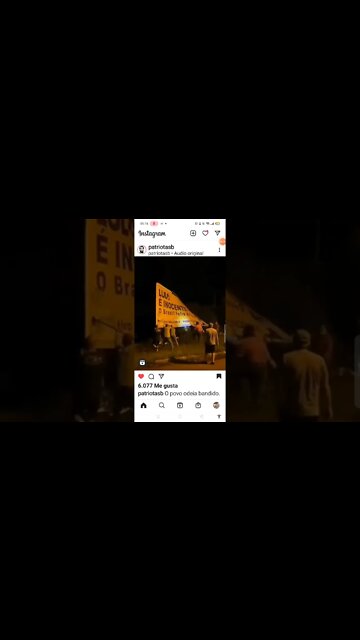 O Brasil corrupto fez essa BOSTA de outdoor, E pessoas do Brasil que ainda presta derrubaram