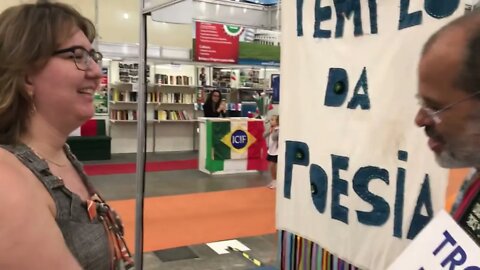 Troco abraço por poesía