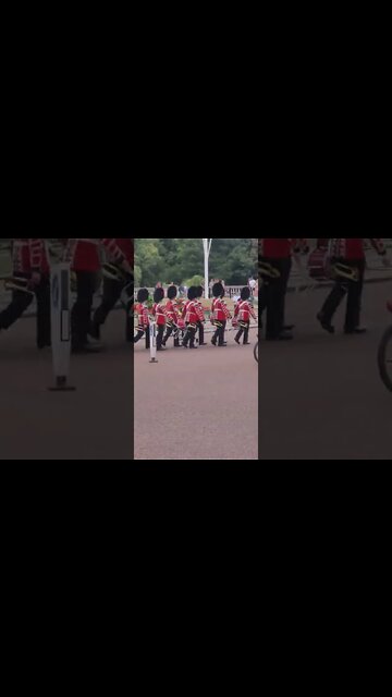 Return to barroks the Queen's Guards #buckinghampalace