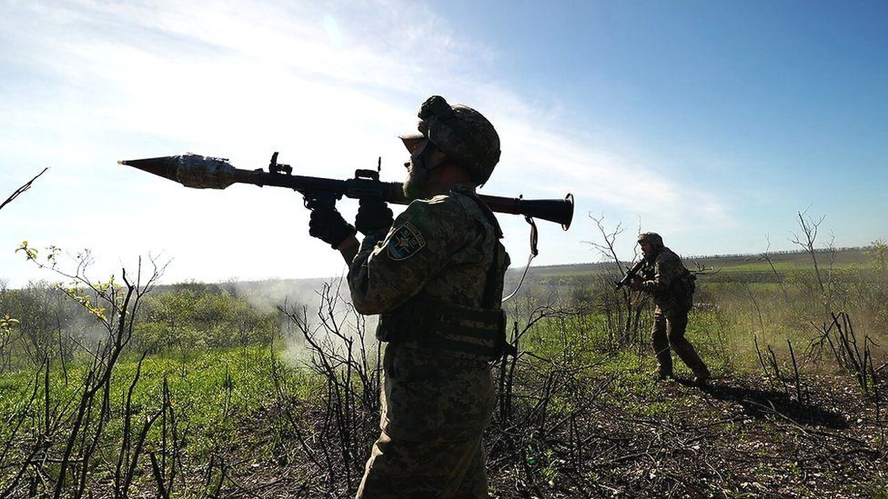 Russia and Ukraine's fight for the last streets of Bakhmut - BBC News