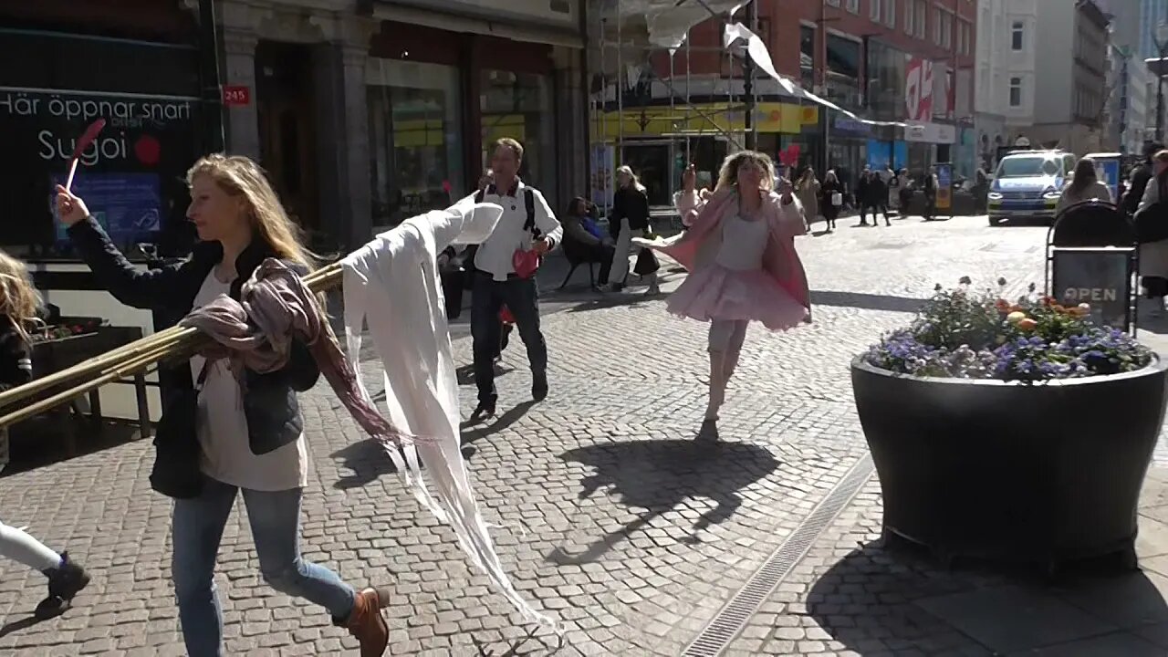 Född Fri Malmö – På väg till Gustav Adolfs torg med poliseskort