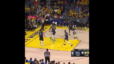 Steph Curry makes the ARENA Crazy!!