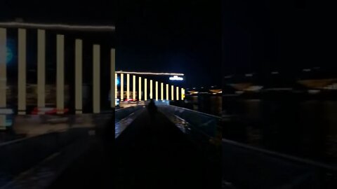 한강. 덕덕구스 시그널라운지 건물 앞