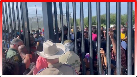 Massive Group of 300+ Migrants Wants to Be Let Into the US - 2515
