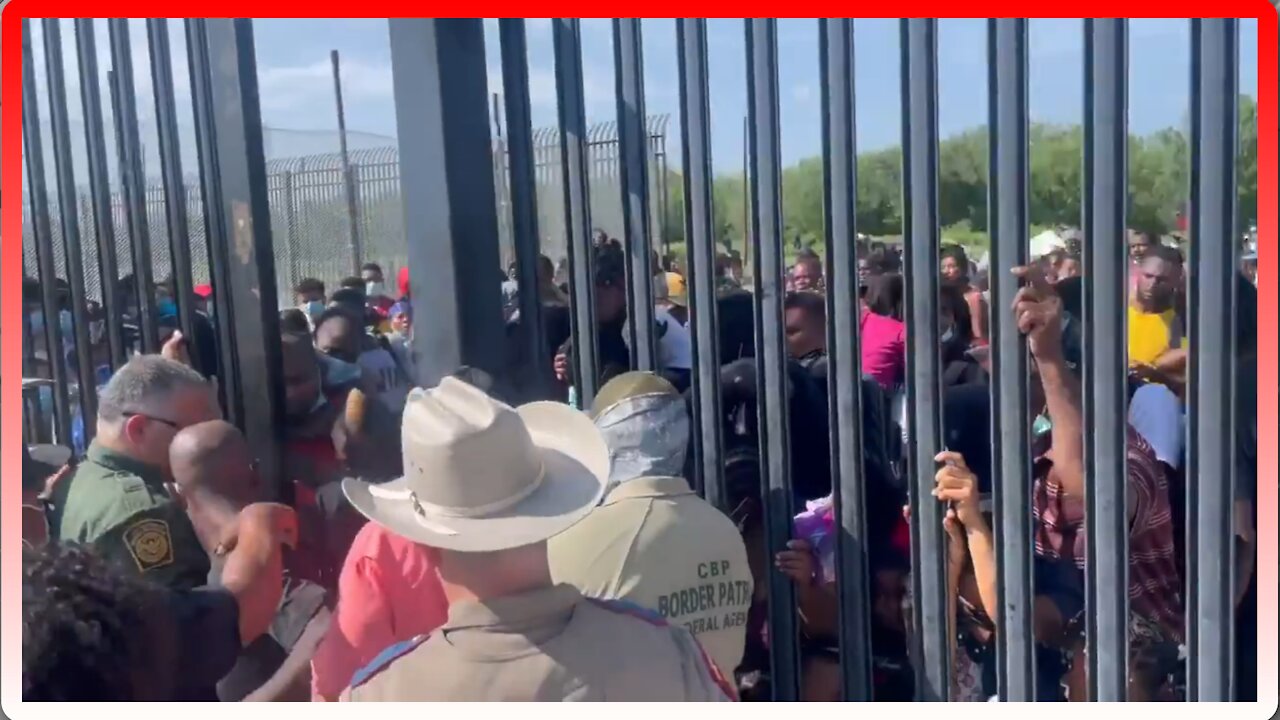 Massive Group of 300+ Migrants Wants to Be Let Into the US - 2515