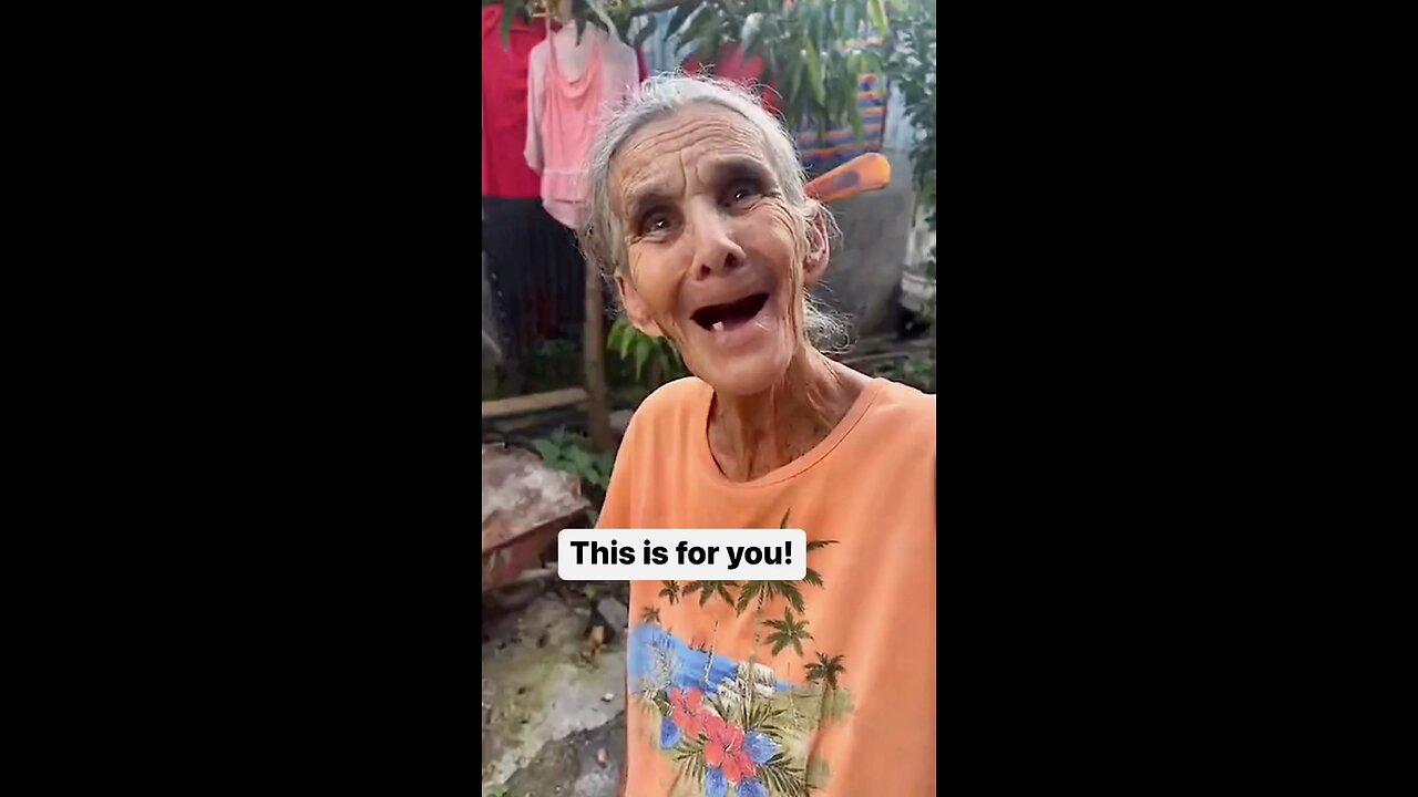 Blessed this grandma while lost in El Salvador! | Full Stories on @MurphsLife