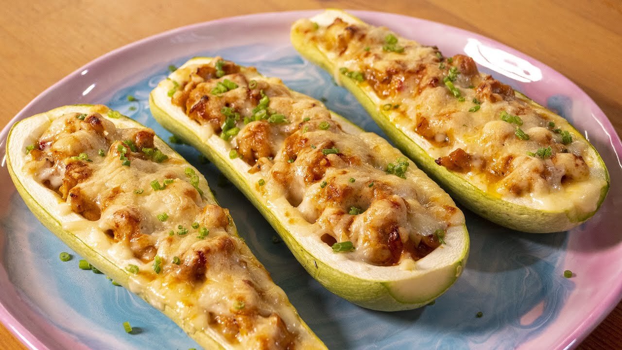 Now you will cook delicious zucchini.The secret of the taste of stuffed zucchini boats.